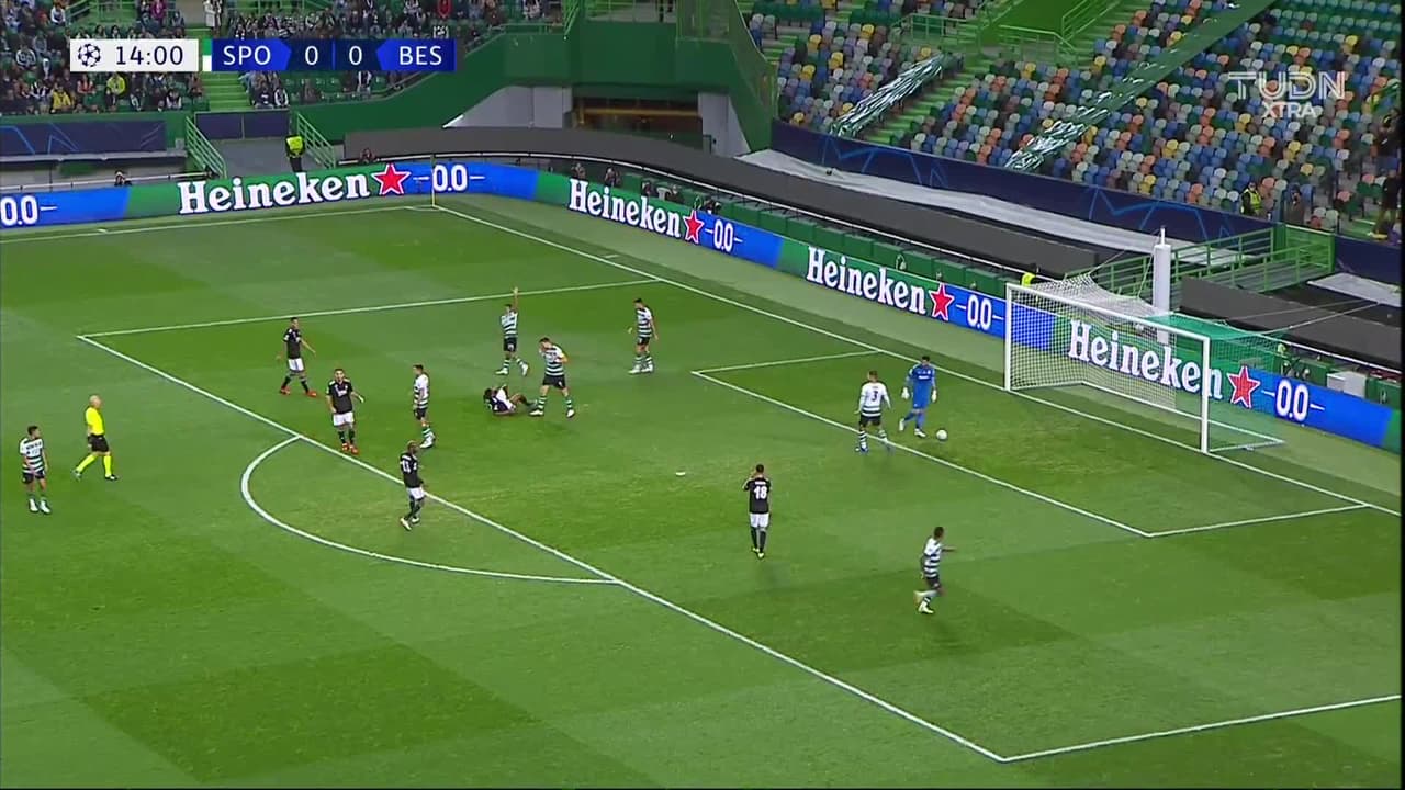 ¡TIRO ATAJADO! disparo por Cyle Larin.