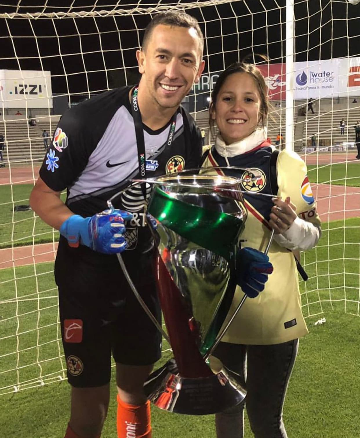 Varios jugadores del América, así como sus parejas, han compartido en sus redes sociales parte del festejo del título de la Copa MX que ganaron en la noche del miércoles en la cancha de Juárez.