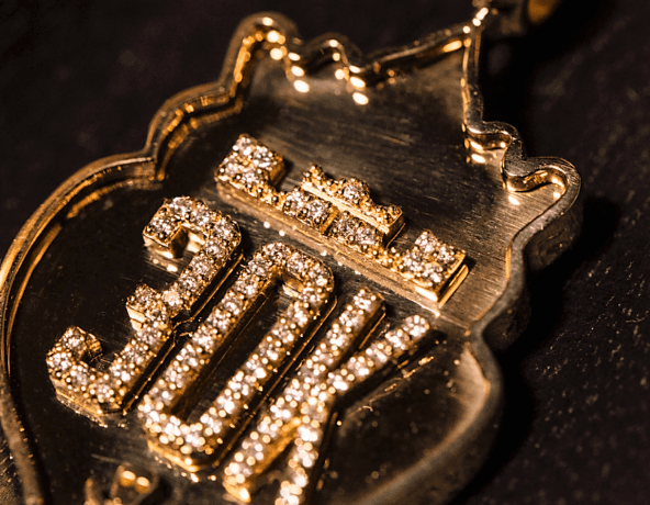 La razón para esta obra de arte fue que Lebron rebasó la barrera de los 30 mil puntos en su carrera en la NBA, ocupa el séptimo lugar histórico entre anotadores con 31,038 unidades.