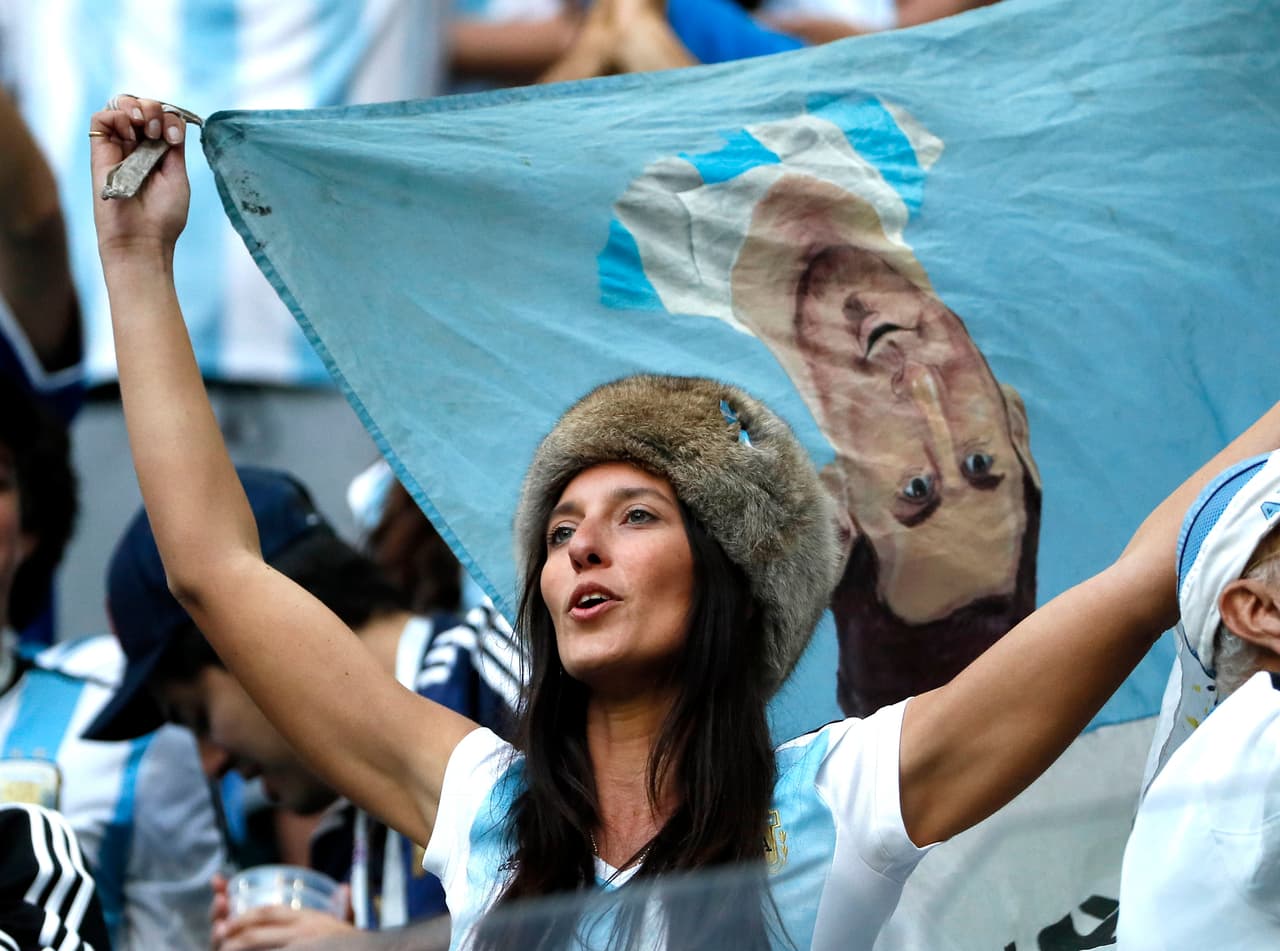 St.petersburg (Russian Federation), 26/06/2018.- Supporters of Argentina prior the FIFA World Cup 2018 group D preliminary round soccer match between Nigeria and Argentina in St.Petersburg, Russia, 26 June 2018. (RESTRICTIONS APPLY: Editorial Use Only, not used in association with any commercial entity - Images must not be used in any form of alert service or push service of any kind including via mobile alert services, downloads to mobile devices or MMS messaging - Images must appear as still images and must not emulate match action video footage - No alteration is made to, and no text or image is superimposed over, any published image which: (a) intentionally obscures or removes a sponsor identification image; or (b) adds or overlays the commercial identification of any third party which is not officially associated with the FIFA World Cup) (Mundial de Fútbol, Rusia) EFE/EPA/ETIENNE LAURENT EDITORIAL USE ONLY EDITORIAL USE ONLY