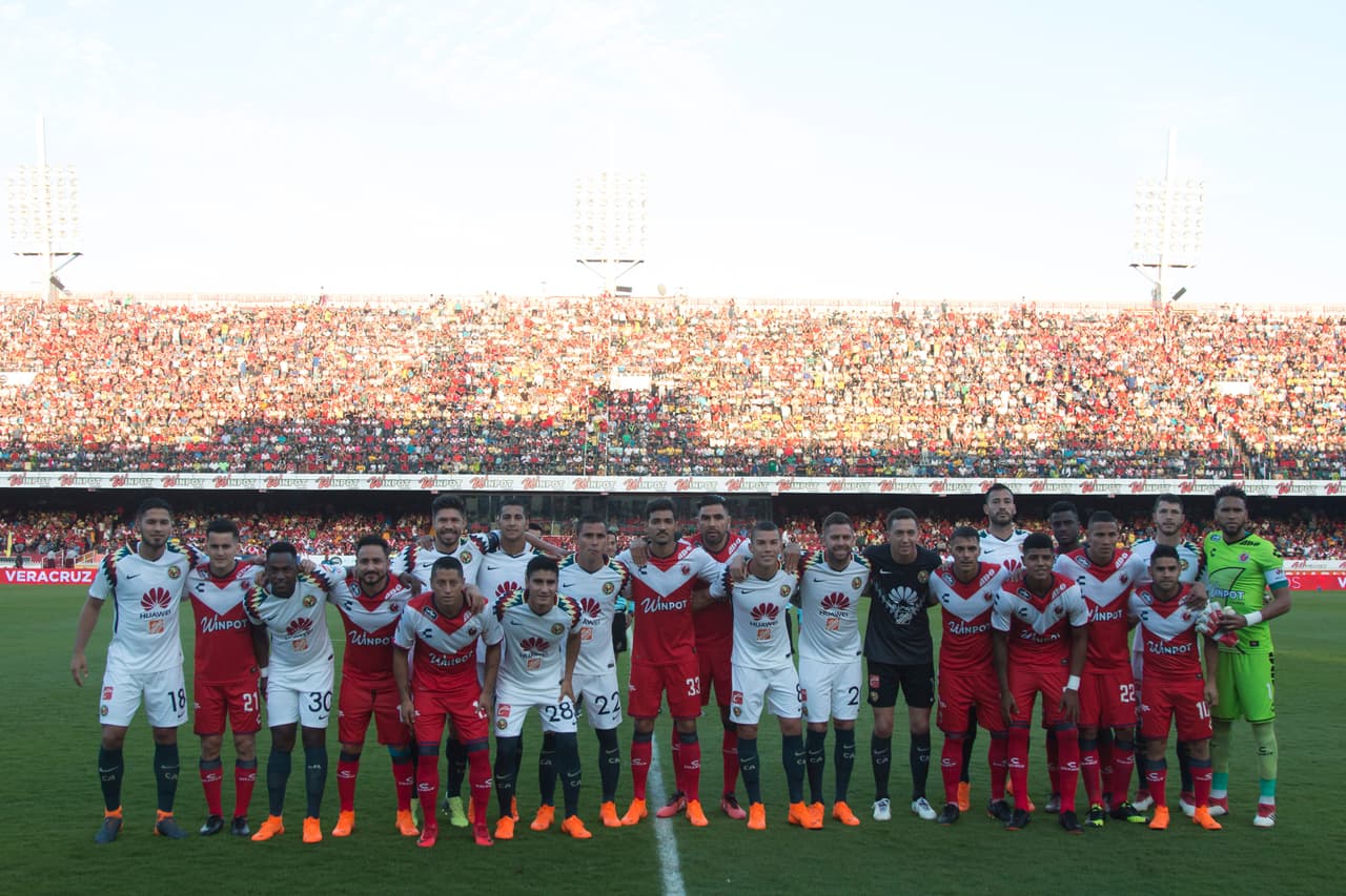 En un símbolo de unidad, los jugadores de ambos equipos se juntaron para la foto oficial.