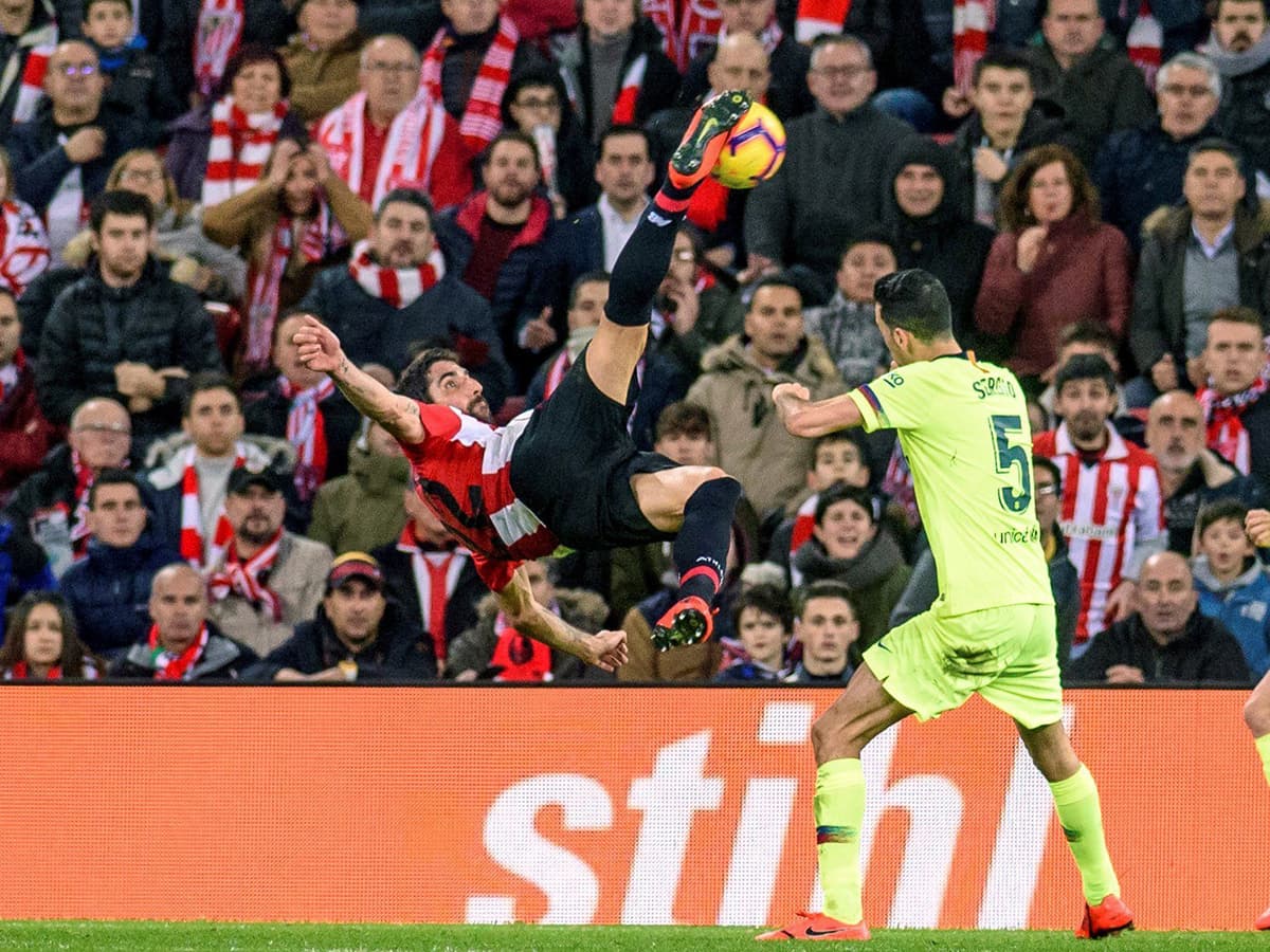 Una chilena que por poco acaba en gol del Athletic, obra de Raúl García (centro).