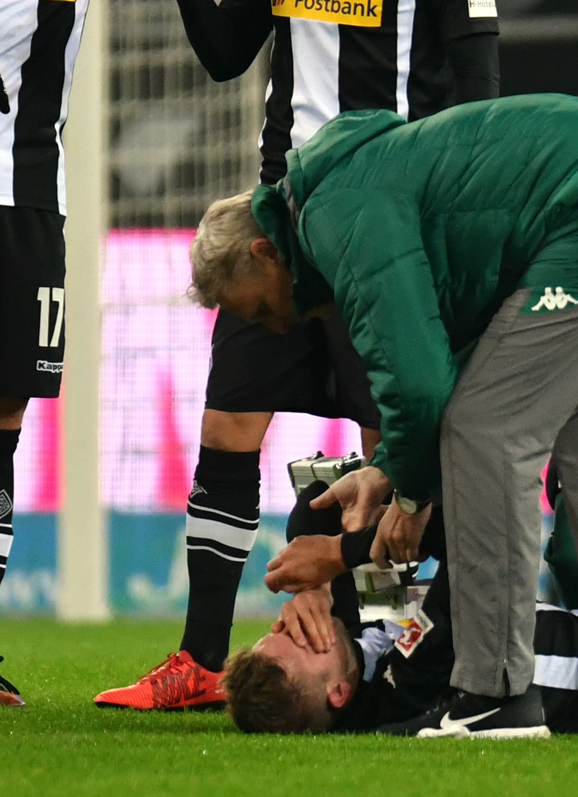 Al minuto 11, el partido tuvo que detenerse luego de que Christoph Kramer chocara con un compañero y quedara tendido en el césped.