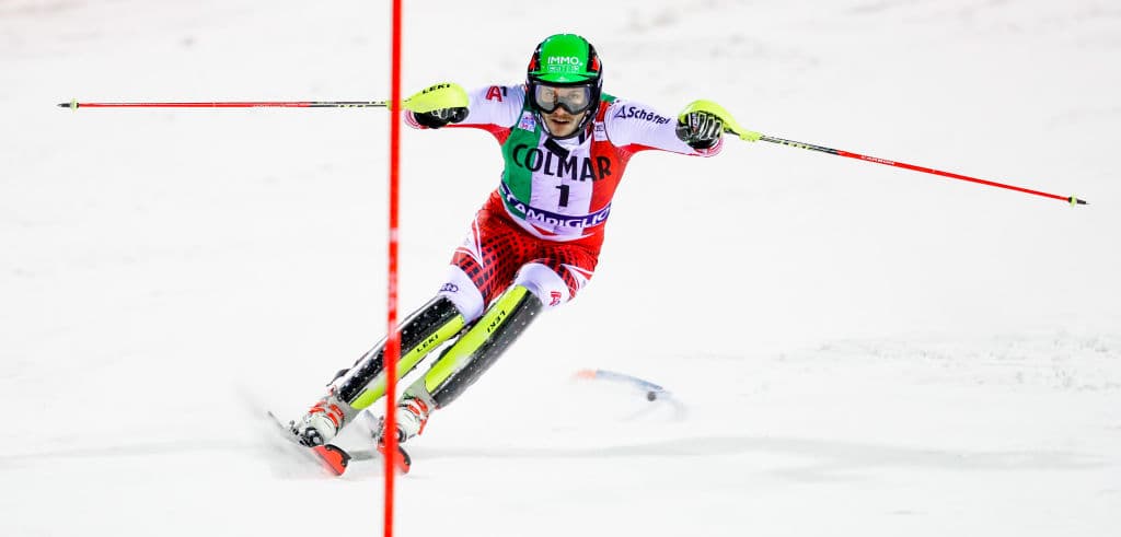 Dadas las características de esta prueba, se requiere golpear con los bastones los postes de las puertas para que se contabilice como válida la entrada y seguir el curso hasta completarlo.