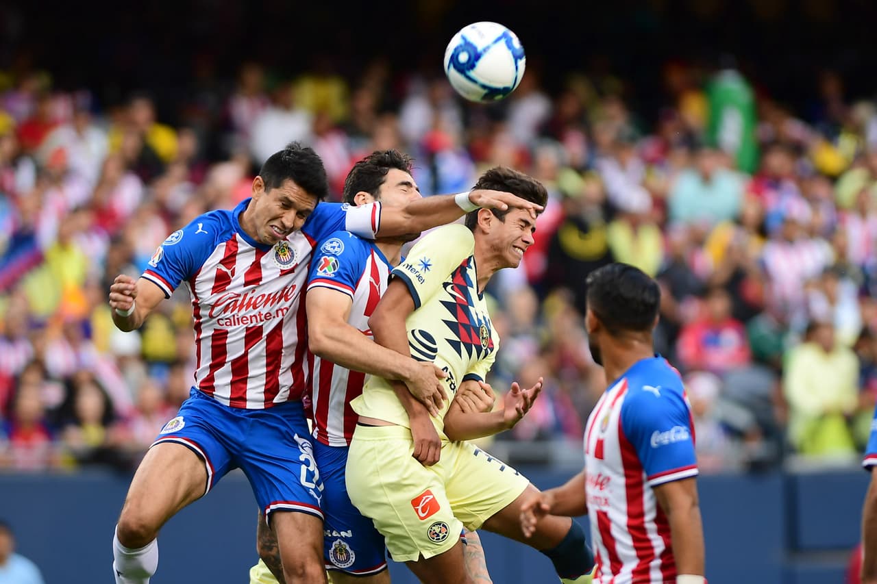 Chuy Molina y "el Pollo" Briseño disputan un balón en el aire contra Óscar Ortega.