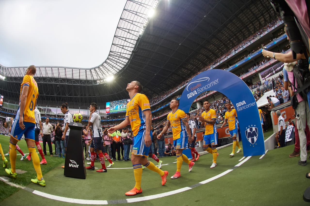 Los equipos saltan al campo. Los 22 jugadores saben que además de 3 puntos se juegan el orgullo en un partido que divide a una ciudad.