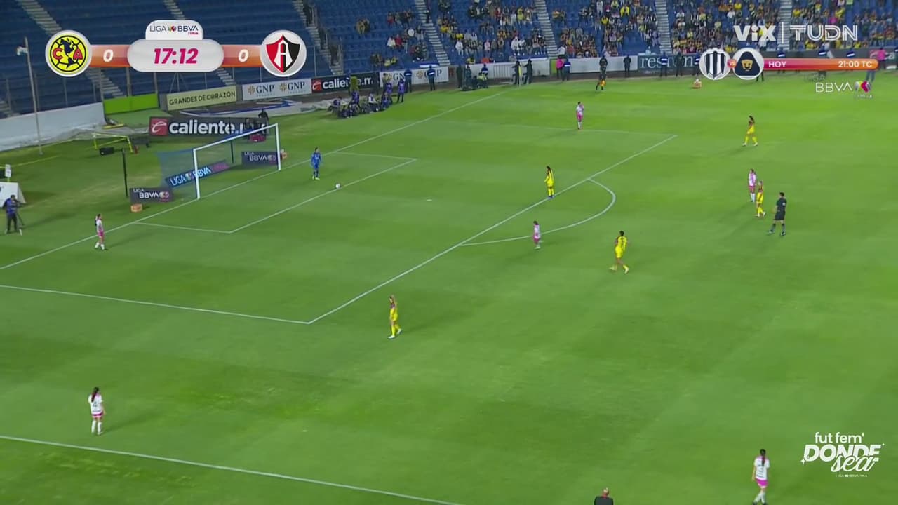 Tremenda atajada de Cami Vázquez tras una buena jugada de Sarah Luebbert