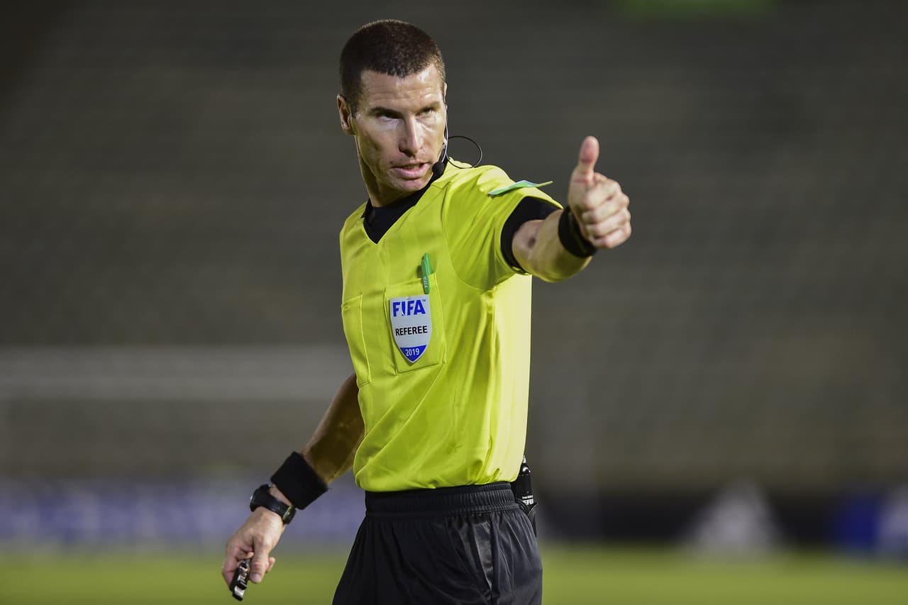 El árbitro reconoce a su asistente por el buen trabajo, ya que el marcó el fuera de lugar del mexicano.