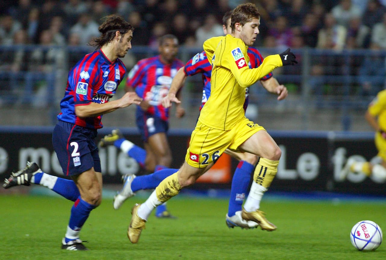 Ménez tiene como récord ser el más joven en debutar en la Liga de Francia, con 17 años el 7 de agosto de 2004 con Sochaux. En su primera temporada incluso hizo un 'hattrick'.