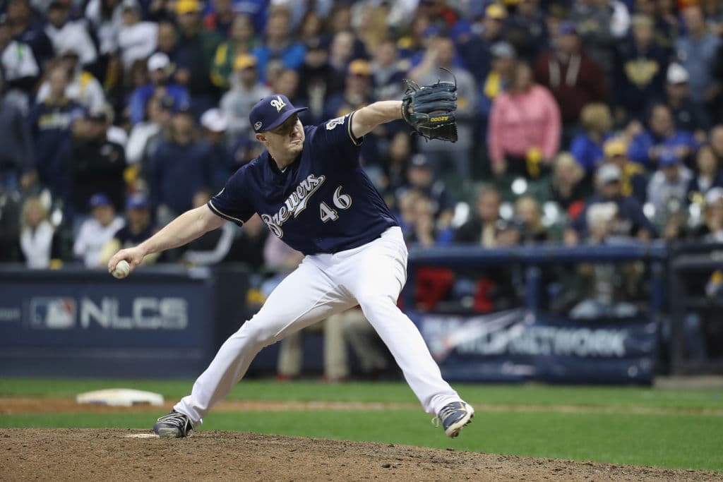 Al final, Corey Knebel logró cerrar el partido y se anotó el salvamento para los Brewers que con el 6-5 final toman ventaja de 1-0 en la final de la Liga Nacional.