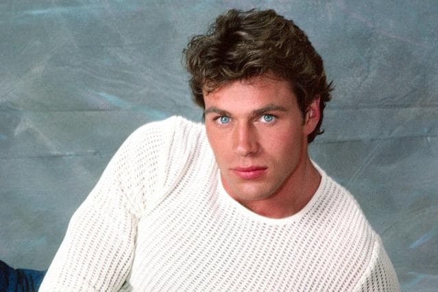 1984 - El actor Jon-Erik Hexum, de 26 años, se dispara fatalmente en la cabeza con una pistola cargada con un fogueo en el set de la serie de televisión "Cover Up".