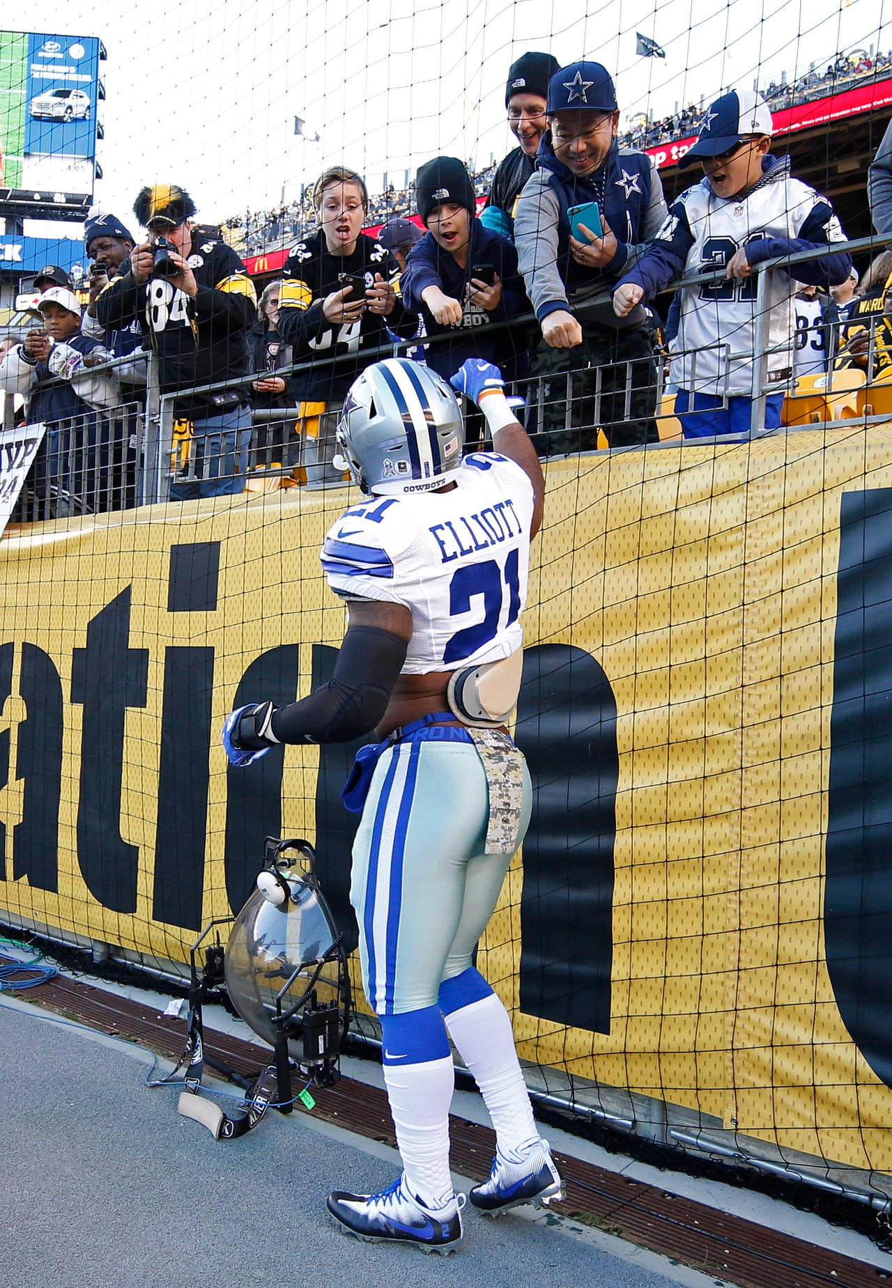 El novato sensación de Dallas, Ezekiel Elliott, muy complaciente con los pequeños fans.