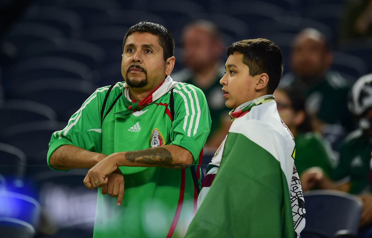 La afición mexicana, a pesar del mal clima en Dallas, se acercó al AT&T Stadium con su belleza y colorido para apoyar al Tri en el segundo partido de la Fecha FIFA, después de ganarle a Islandia en Santa Clara la semana pasada.