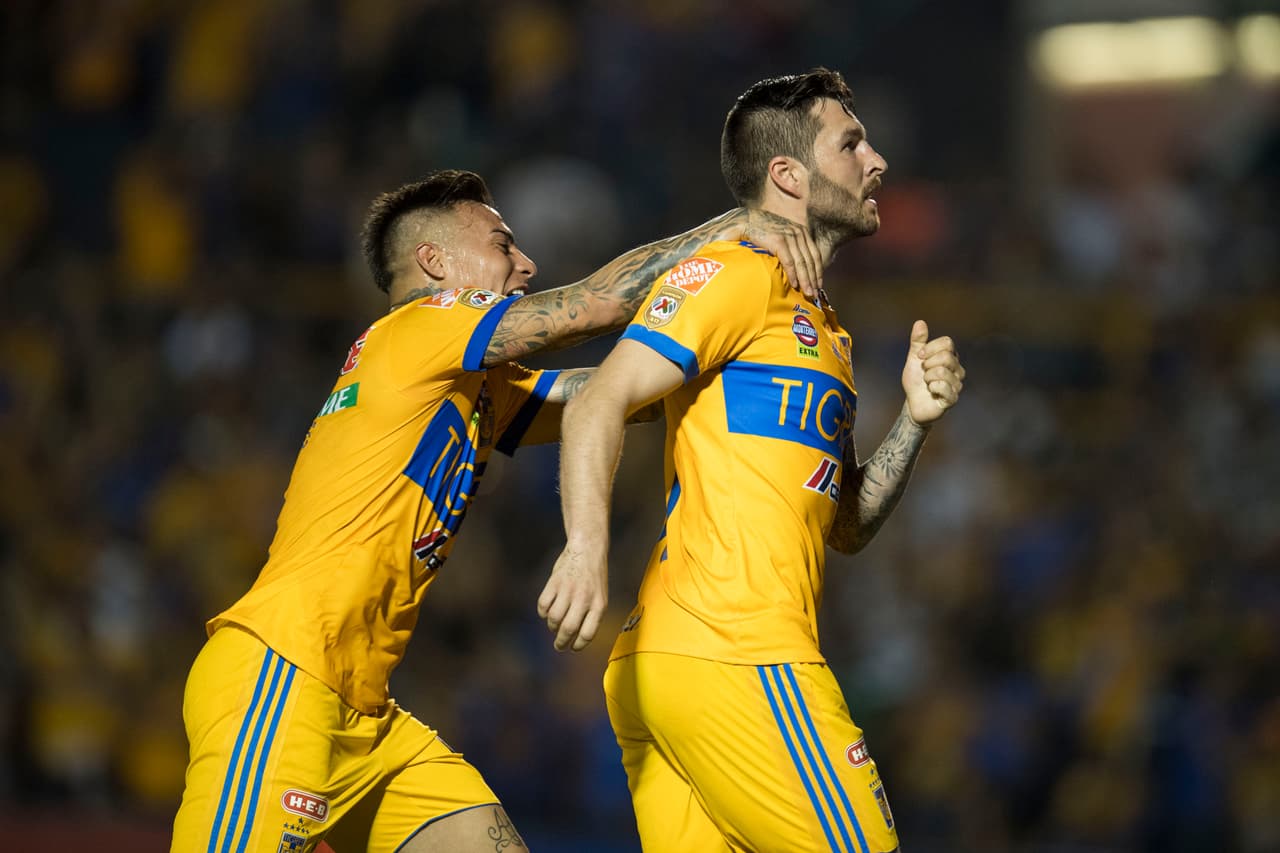 ¡GOLAZO! Gignac tomó el balón en tres cuartos de cancha, se quitó la marca de un defensor y disparó con potencia para incrustar el balón en el ángulo superior izquierdo.