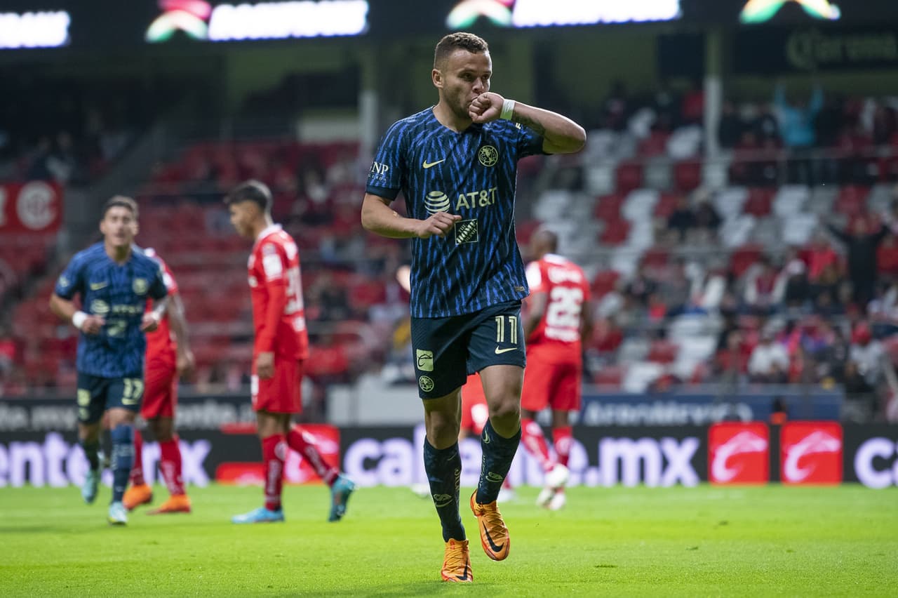 'Cabecita' Rodríguez hizo el primer gol del juego al 25' con un disparo de media vuelta dentro del área.