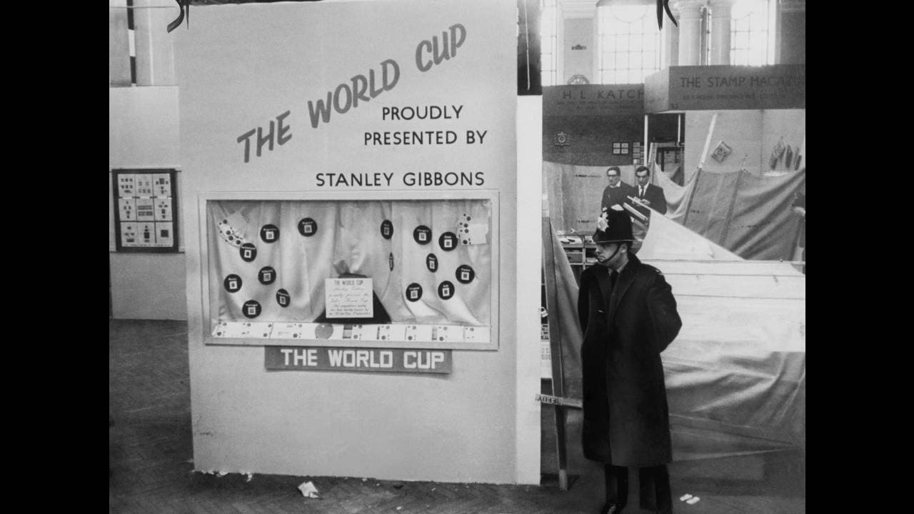 Los medios ingleses declaraban: “El trofeo se hallaba a 25 centímetros de altura sobre un pedestal en el centro de este expositor. Los ladrones no rompieron la vitrina que permanece intacta”.