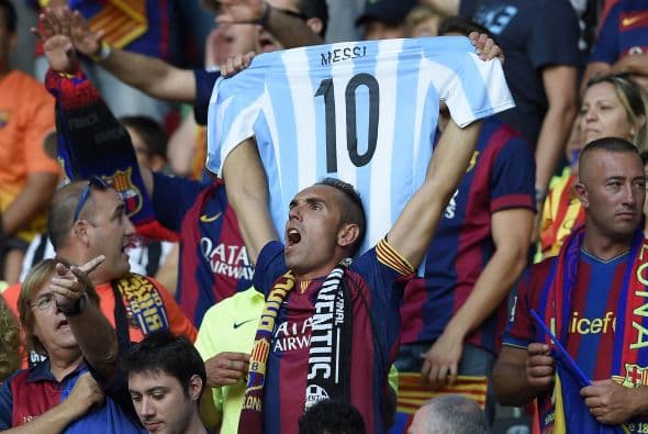 Los aficionados al fútbol pintaron el Olympiastadion de Berlín para alentrar a blaugrana y biaonconeros en la pelea por llevarse el trofeo de la Champions.