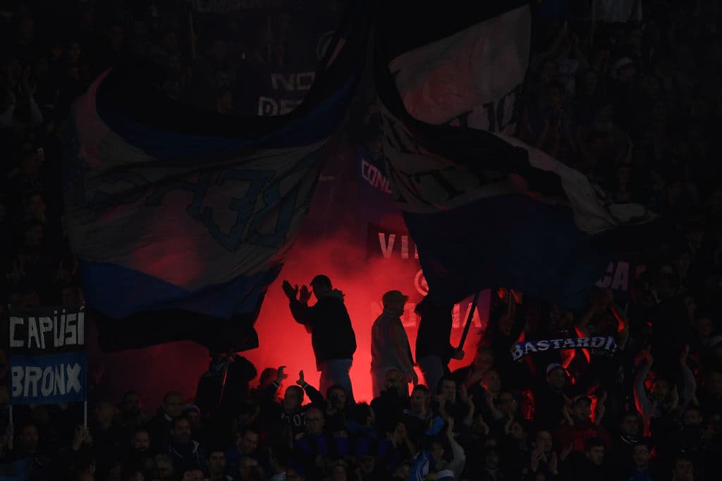 Apedrean el autobús del Ajax a su llegada a Bergamo