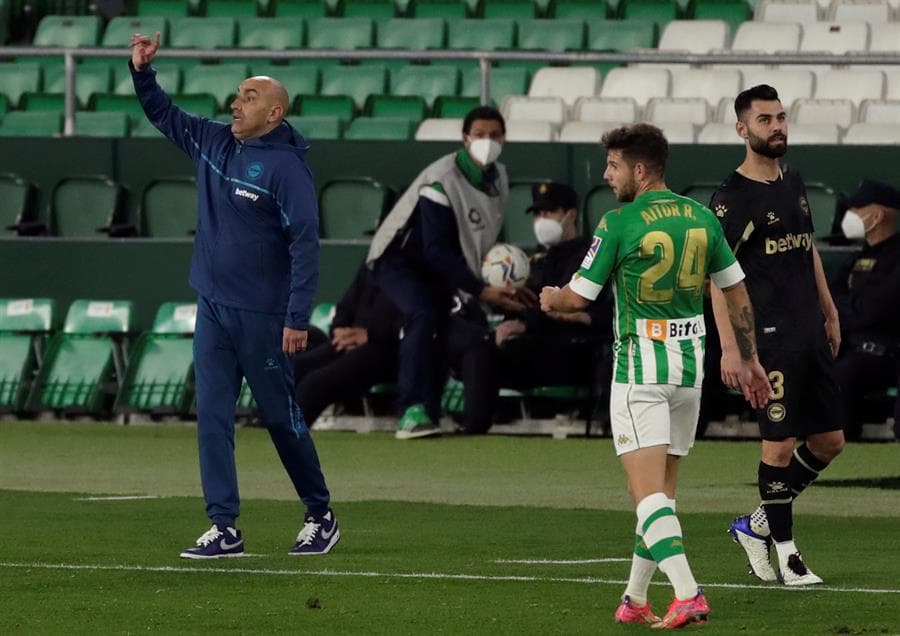 Real Betis se impone al Alavés con remontada por 3-2. Los verdiblancos perdían por goles de Joselú y Edgar Méndez, pero fue el doblete de Borja Iglesia y el gol de Joaquín ya casi al final del partido, que le dio la victoria al equipo de casa, durante la Jornada 26 de LaLiga.