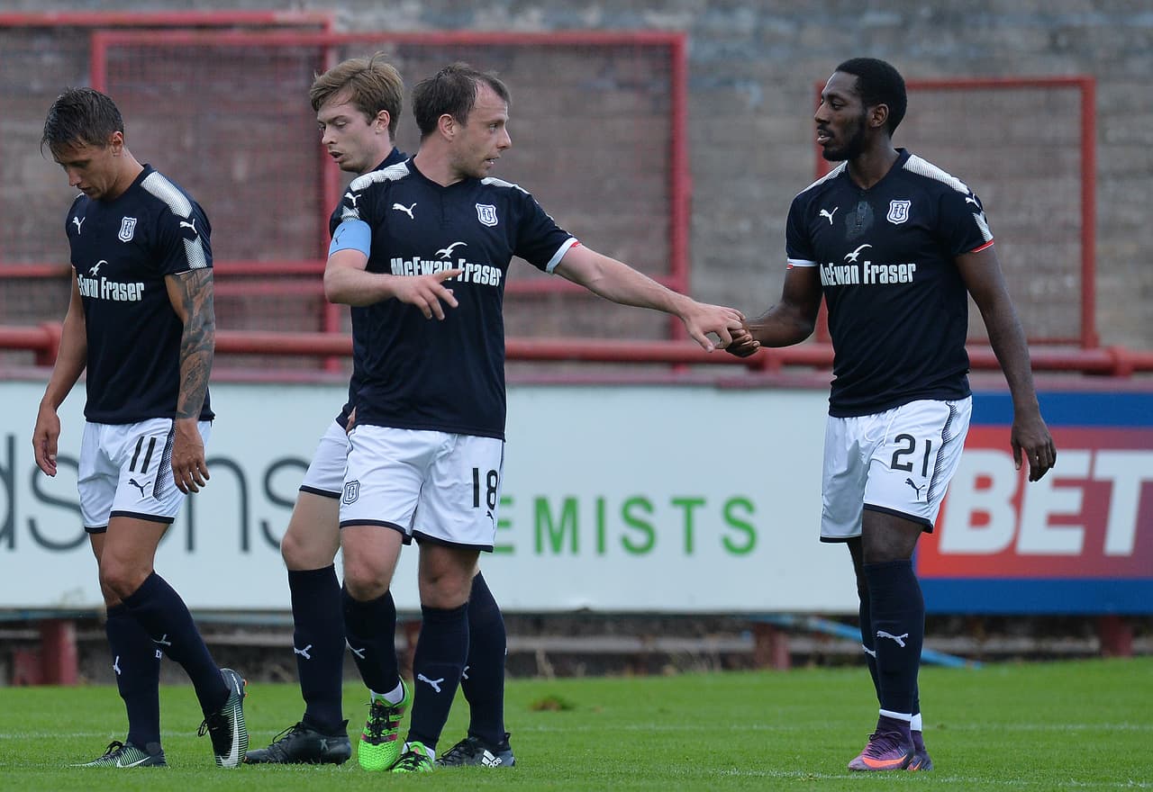 Pues bien, la ley decidió volverle a poner la restricción de las 7:00 p.m. –por lo que difícilemente pueda jugar entre semana con los horarios que se manejan en Escocia– y el uso de un brazalete de seguimiento en su pierna izquierda.