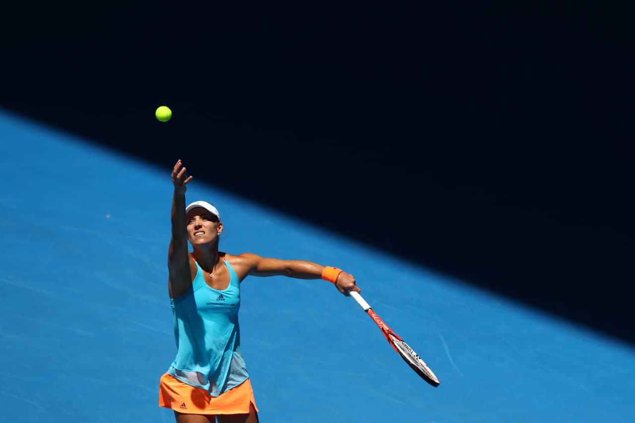 La alemana Angelique Kerber, defensora del título y número uno del mundo, celebró su 29 cumpleaños este miércoles en la Rod Laver Arena con una trabajada victoria ante su compatriota Carina Witthoeft, por 6-2, 6-7 (3) y 6-2 que le asegura la tercera ronda del torneo.