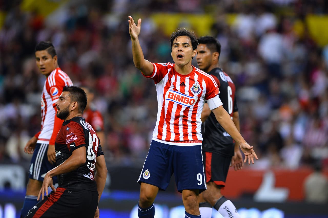 Omar Bravo es una insignia de las Chivas: ganó tres títulos en sus tres etapas con el club. En cambio, con Atlas solo jugó un año.