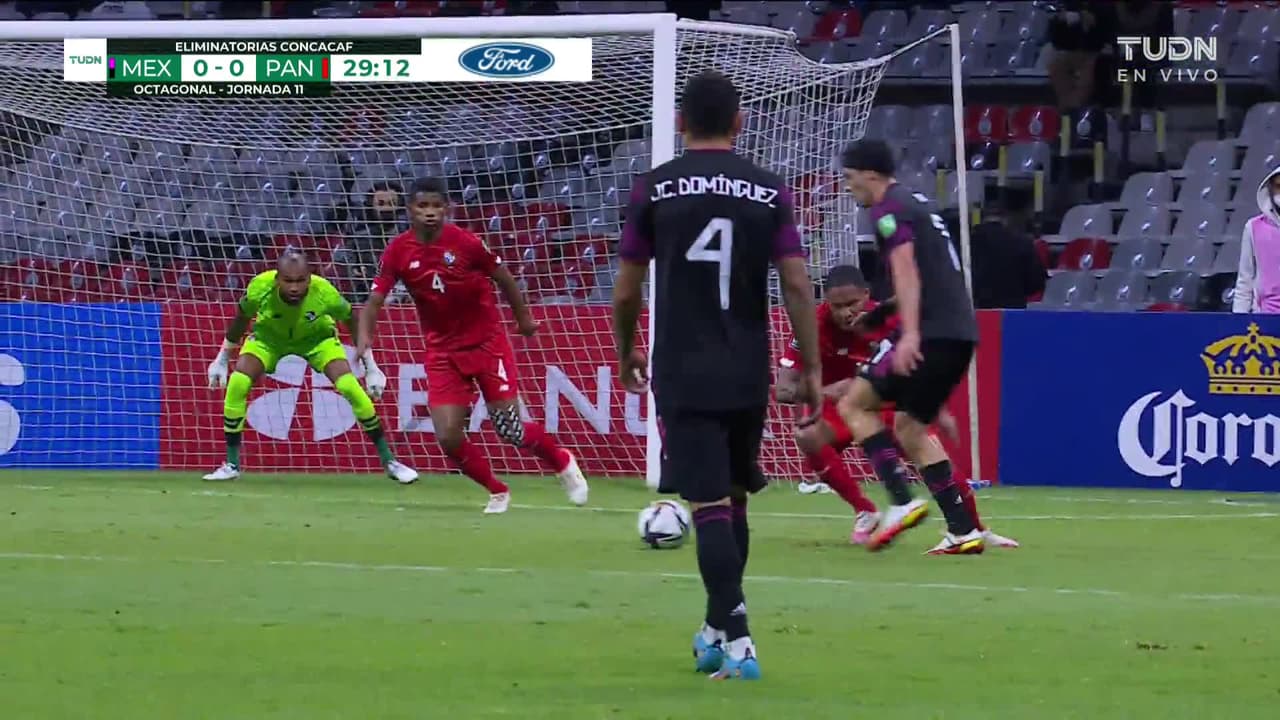 ¡TIRO ATAJADO! disparo por Raúl Jiménez.