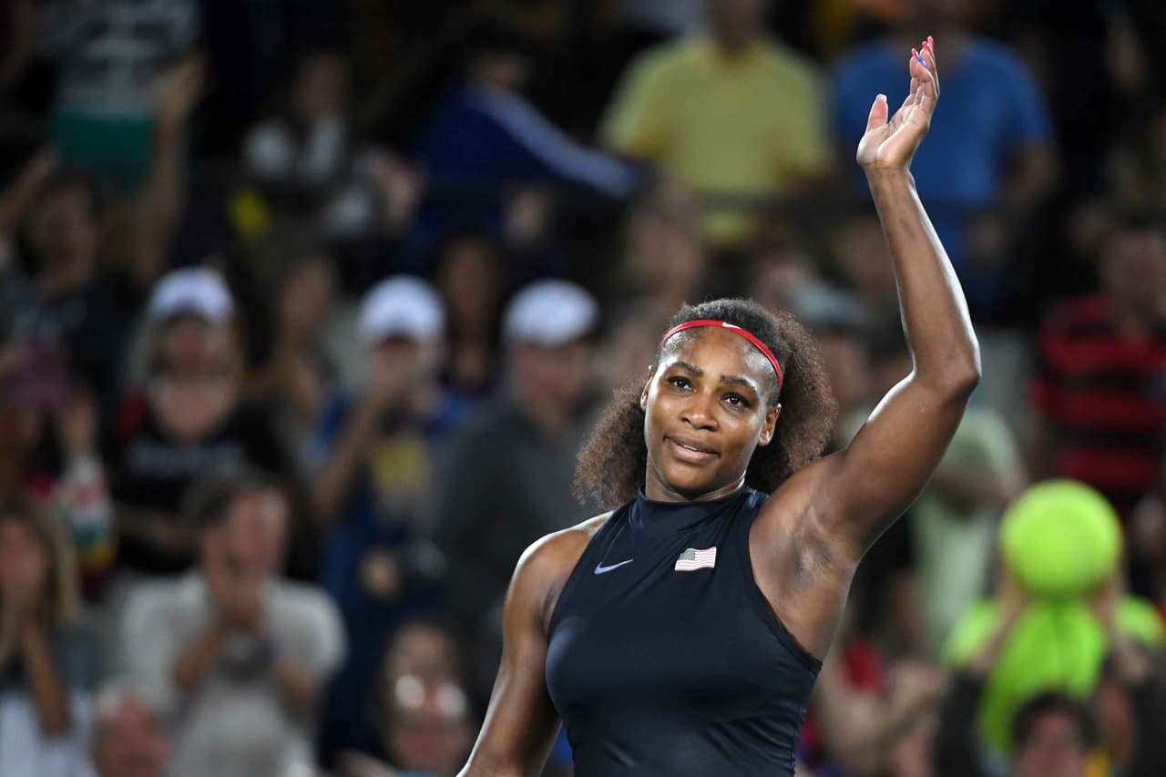 Serena Williams, vigente campeona olímpica, no dio pie a la sorpresa en la pista central del Centro Olímpico de Tenis de Río 2016 y eliminó en dos sets (7-6(5) y 6-2), a la francesa Alize Cornet, que no pudo prolongar el buen nivel de la primera manga ni la resistencia a su rival.