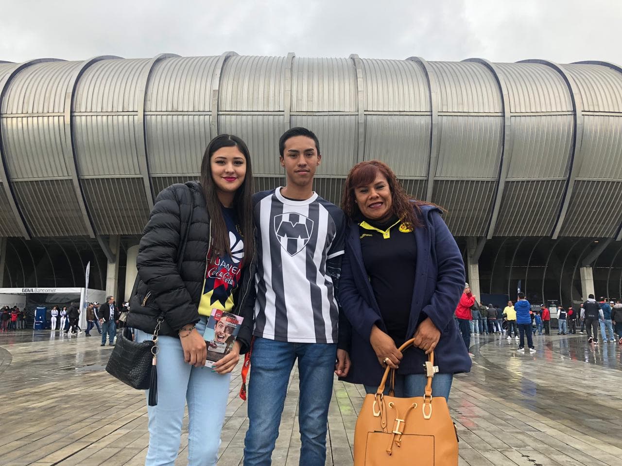 La expectativa de un partidazo la tiene esta familia unida por el fútbol, dividida por los colores de Rayados y Águilas.