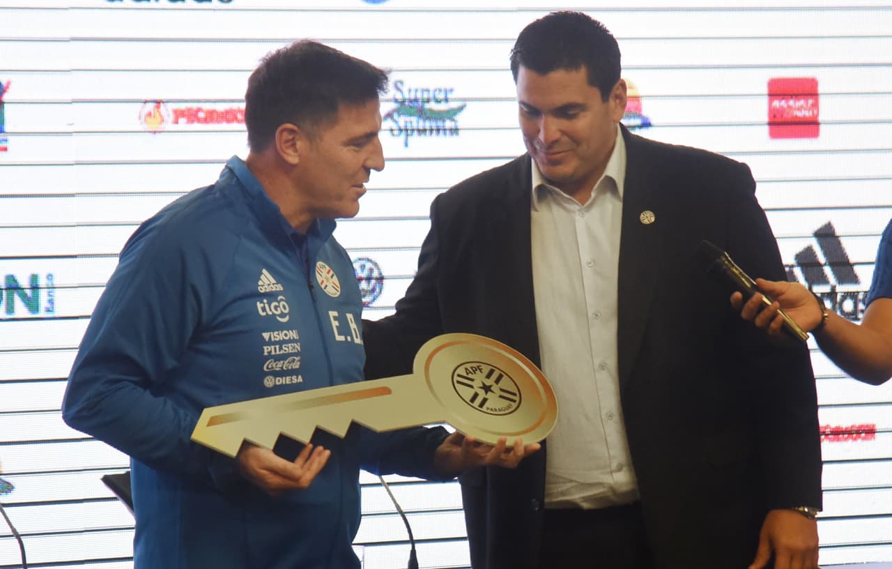 El argentino Eduardo Berizzo (izquierda) recibió el 22 de febrero la responsabilidad de tomar la selección de Paraguay, uno de los rivales de México. Antes enfrentará a Perú.