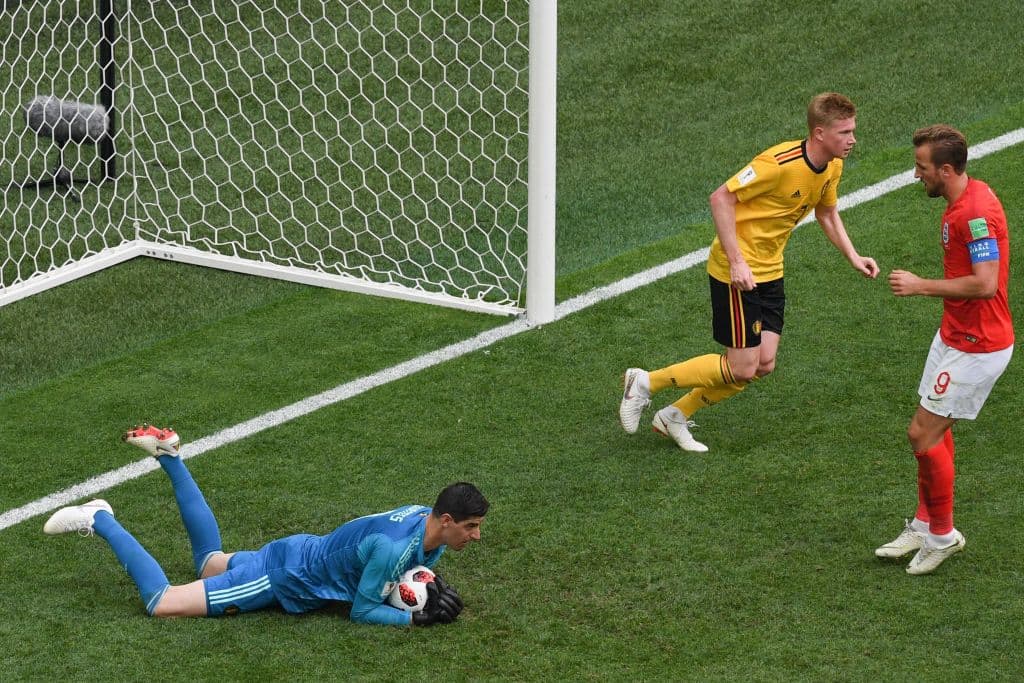 Por la vía aérea buscó Inglaterra el empate. La más opción clara fue un cabezazo de Harry Maguire al minuto 19 que controló sin problemas el arquero belga Thibaut Courtois (izquierda).