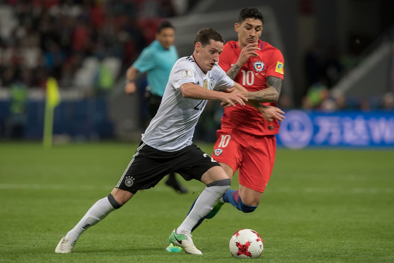 Por momentos, el partido se disputó mucho en el mediocampo generándose varias faltas allí. El árbitro no quiso complicarse y tan solo sacó 3 tarjetas amarillas.