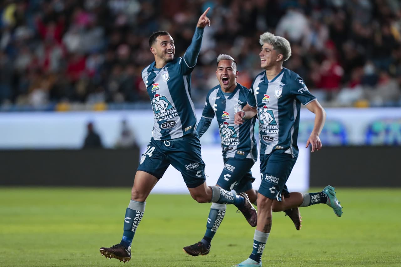 Pachuca arrancó con el pie derecho el Clausura 2023 en el Estadio Hidalgo al derrotar por goleada 5-1 al Puebla. Con anotaciones de Luis Chávez, doblete de Nicolás Ibáñez, otro de ‘Chofis’ López y uno más de Kevin Álvarez, los Tuzos dejaron en claro que buscarán el bicampeonato en la Liga MX. Por parte de La Franja, Martín Barragán anotó el del honor desde los 11 pasos.