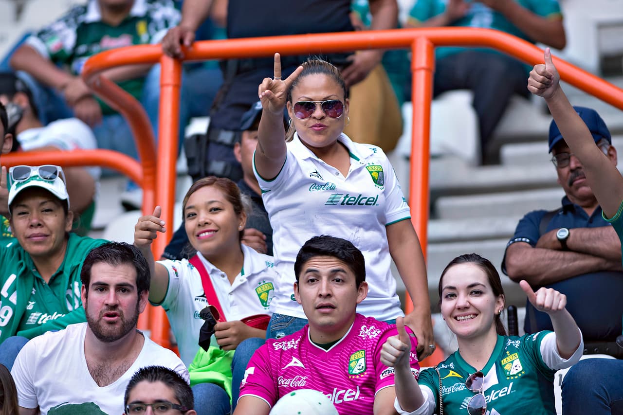 Así se vivió el colorido de la afición en las Semifinales del Clausura 2016, con los seguidores a lo largo de los estadios de la Liga MX.