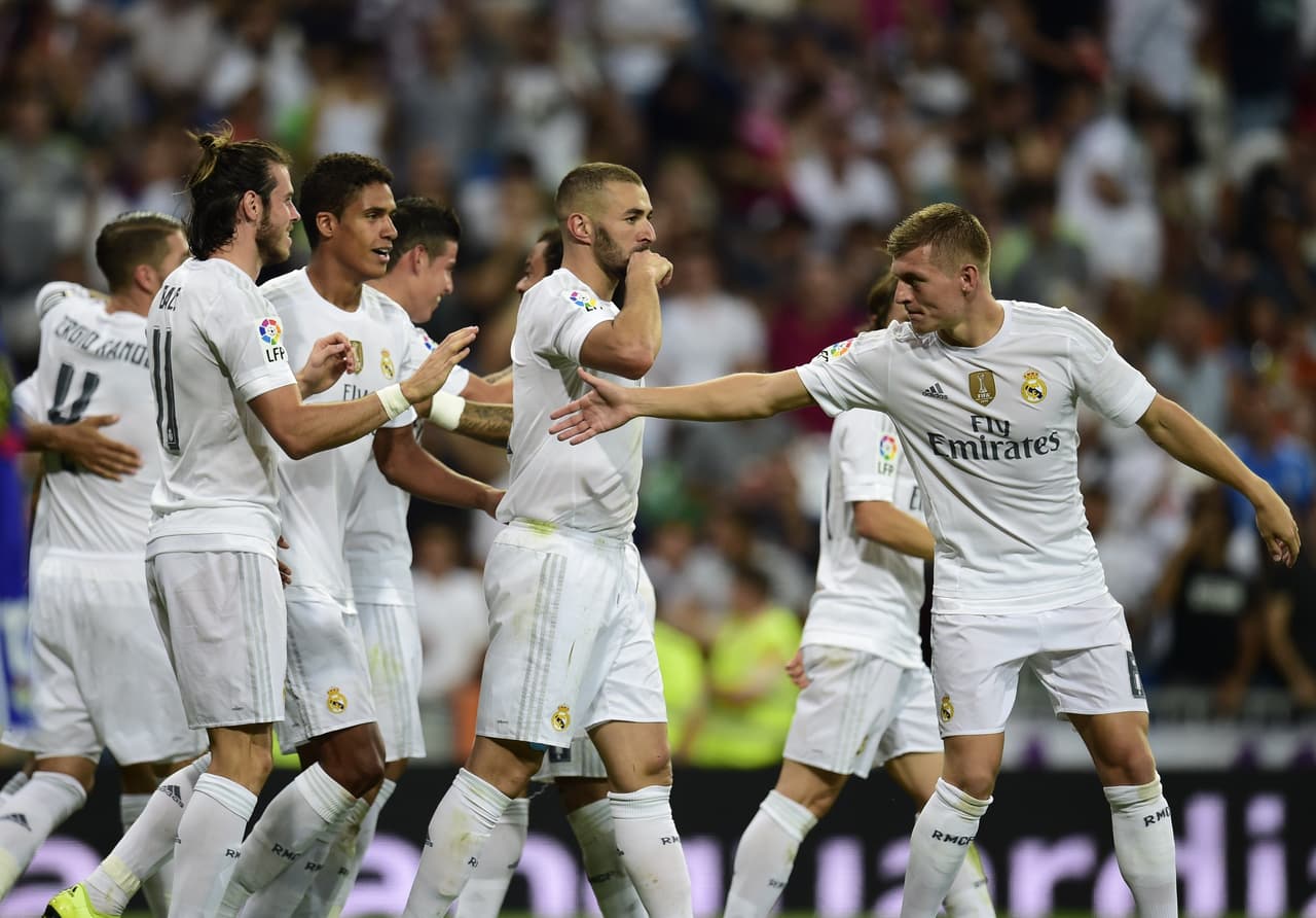 Sus compañeros lo acompañaron en el festejo en lo que comenzaba a tomar tintes de goleada.