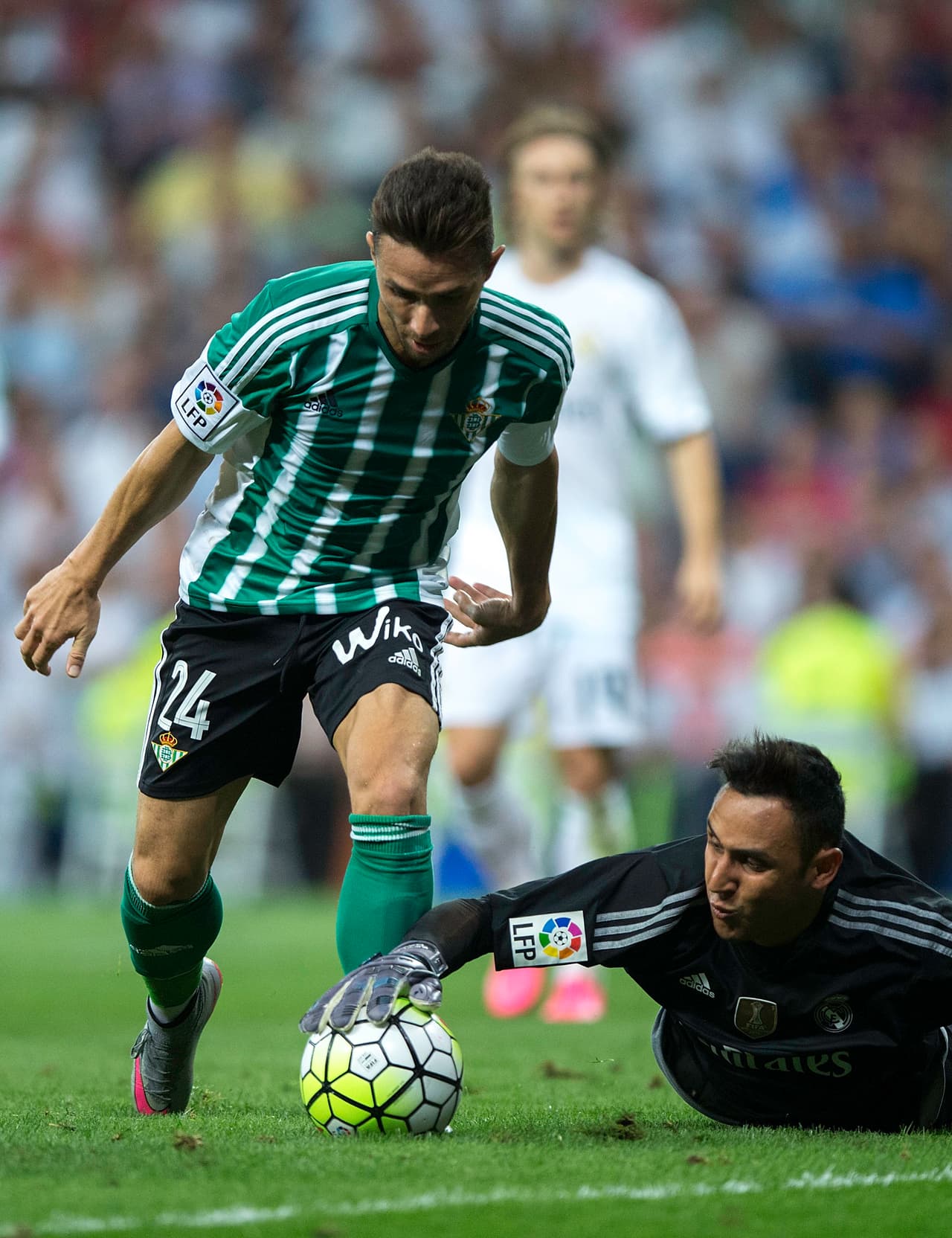 Keylor Navas también destacó por tener una muy buena actuación tapando las pocas llegadas del Betis, como en esta donde le quita el balón a Castro cuando se disponía a rematar y luego atajándole un penalti.