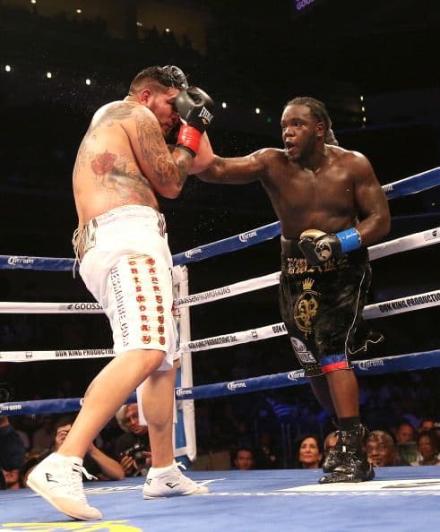 Parecía que el mexicano iba delante en las tarjetas luego de dominar con buenos golpes del segundo al cuarto rounds, pero el haitiano asimiló el castigo sin mayores consecuencias.