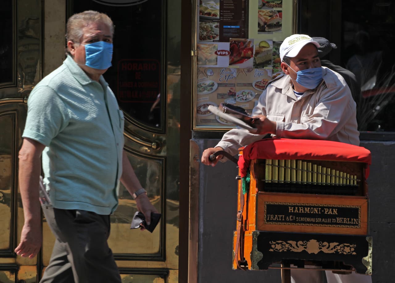 México iba saliendo de la influenza, ese virus que afectó al país hasta eliminarlo de la Copa Libertadores, a través de sus representantes: Chivas y San Luis.