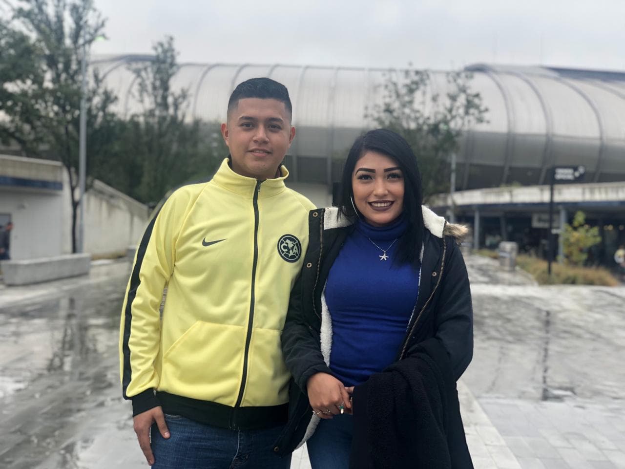 Una pareja del América también tiene su recuerdo del duelo contra Rayados.