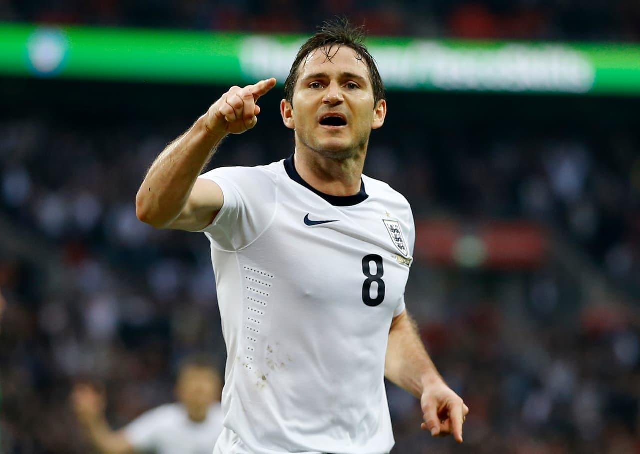El inglés tiene un Récord Guiness, Lampard en 2015 consiguió convertirse en el jugador que le ha anotado a más equipos de la Premier League con 39 equipos diferentes.