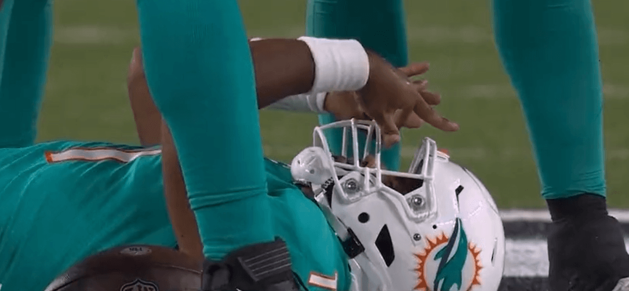 Quarterback de Miami sufre aparatosa conmoción cerebral ante Bengals