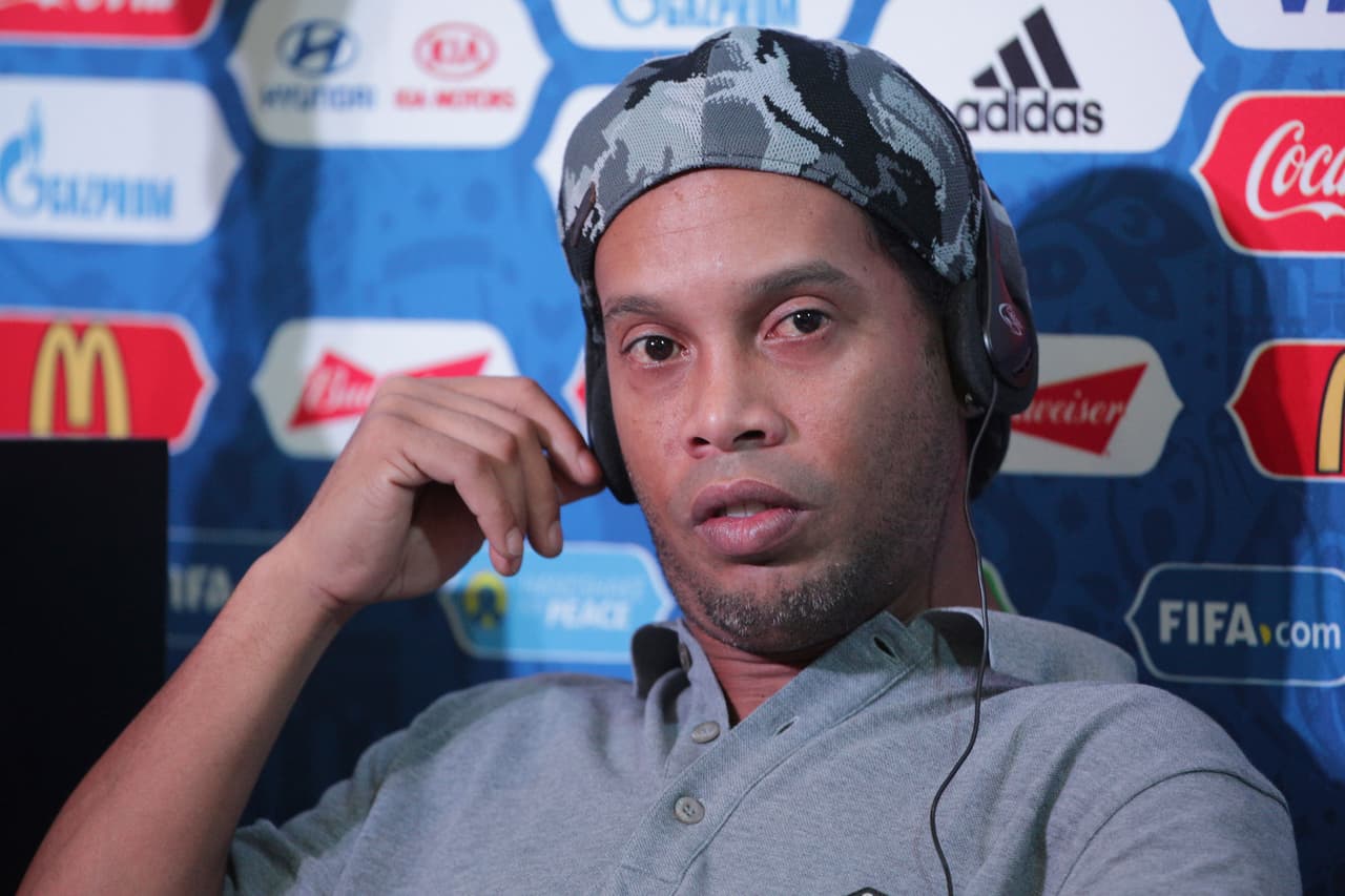 Ronaldinho vivió un mal rato luego de que apareciera un video que supuestamente lo mostraba a él masturbándose. El jugador y su hermano, que es su representante, lo negaron rotundamente.