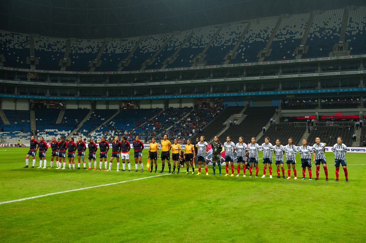 Con polémico, friccionado y disputado cotejo, abrieron su eliminatoria de Cuartos de Final de la Liga MX Femenil Guadalajara y Monterrey, en duelo que acabó 1-1 y que deja todo para la Vuelta.