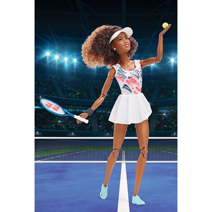 La última muñeca modelo a seguir de Barbie celebra la etnia de la estrella del tenis mientras mece el cabello natural de Osaka con una visera.