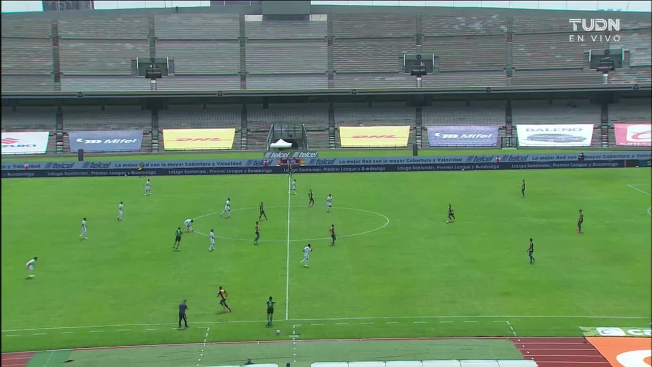 Arranca el partido y la pelota está en juego.