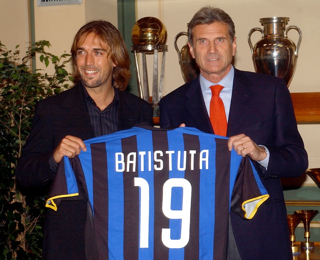 Ninguno de los fichajes del argentino Gabriel Batistuta fue demasiado renombrado, pero este delantero sí fue muy influyente durante la década de los 90 y principios del milenio. Un artillero implacable.