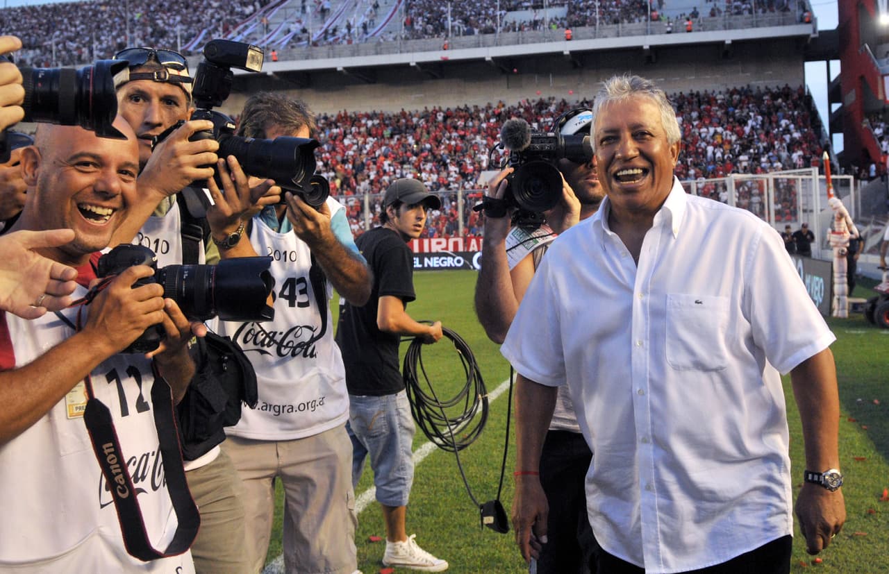 BUENOS AIRES, ARGENTINA - MARCH 07: Head coach Americo Gallego of Independiente interacts with photographers before a match against River Plate as part of the Clausura 2010 on March 7, 2010 in Buenos Aires, Argentina. (Photo by Pablo Lasansky/LatinContent/Getty Images)