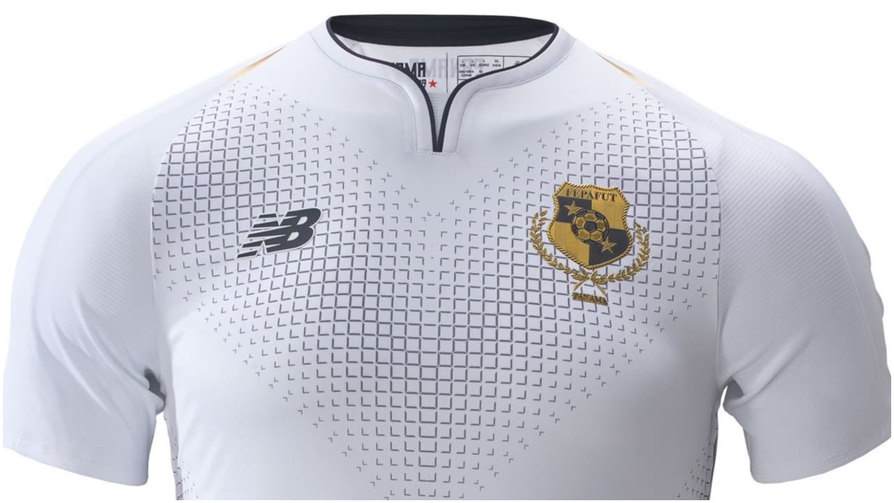 Este jueves, en una rueda de prensa, la Fepafut dio a conocer la playera con la que jugará la Copa Oro en los próximos días. Lejos de los colores tradiciones,
<a href="https://www.univision.com/deportes/futbol/copa-oro/costa-rica-vestira-de-gala-en-la-copa-oro-con-una-playera-especial-fotos" target="_blank">como fue el caso de Costa Rica</a>, los Canaleros tendrán un jersey blanco con detalles negros, dejando a un lado el rojo y el azul de su bandera. Además, tendrá unos patrones inspirados en el águila harpía, ave nacional, y el escudo será dorado.