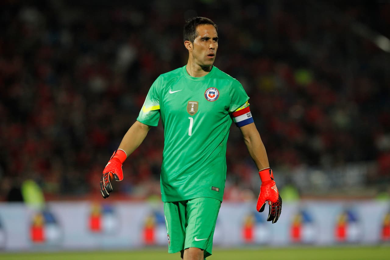 Claudio Bravo admite que extrañará a Sampaoli en Chile