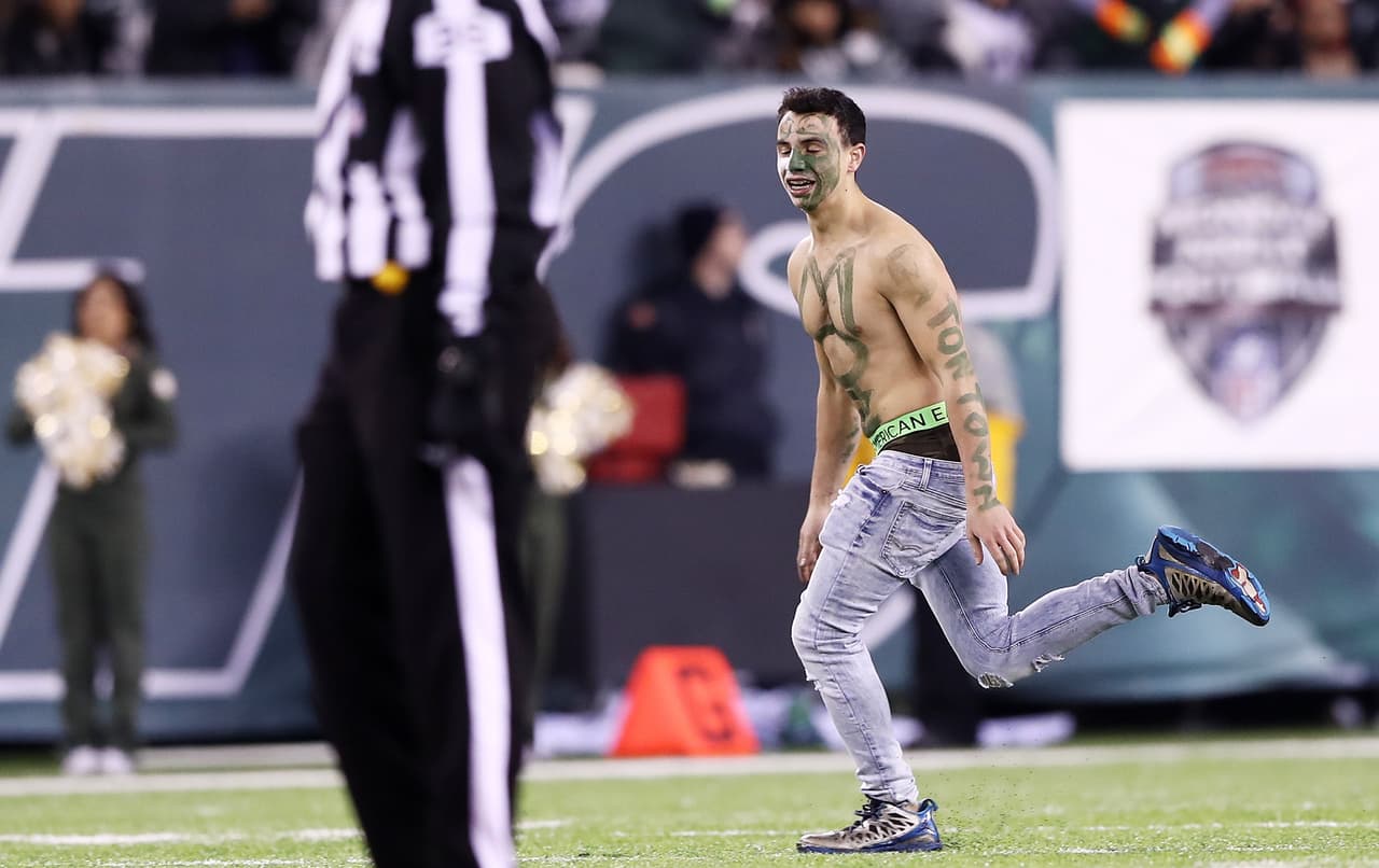 Las curiosidades y alegría de los fanáticos se mezclan con la energía de las porristas del fútbol americano de la NFL.